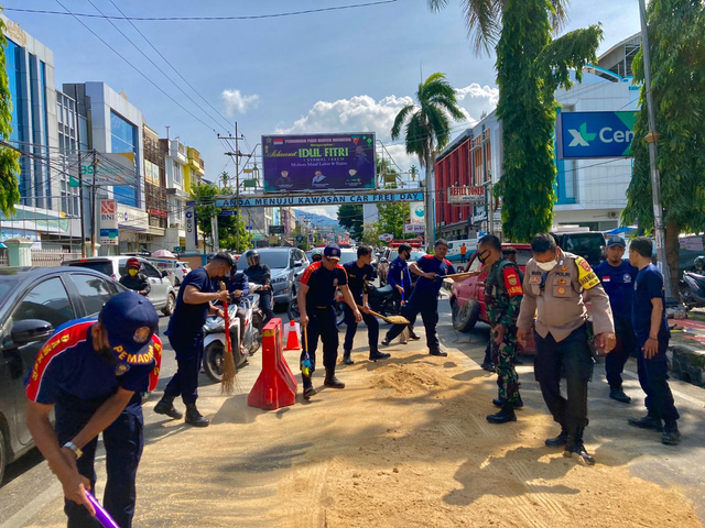 Waspada Oli Tumpah di Jalan Jenderal Sudirman hingga Cokroaminoto Bandar Lampung