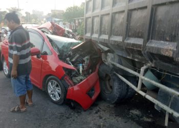 Diduga Mengantuk, Mobil Tabrak Truk di Jalan Pramuka Bandar Lampung