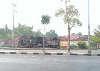 Fuso Muatan Tepung Tapioka Terguling di Depan Living Plaza Lampung