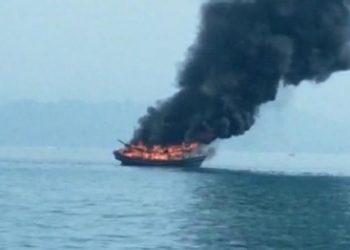 Diduga Merugikan Nelayan, Kapal Sekar Tanjung Dibakar Warga di Tanggamus