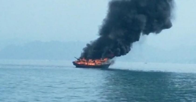 Diduga Merugikan Nelayan, Kapal Sekar Tanjung Dibakar Warga di Tanggamus