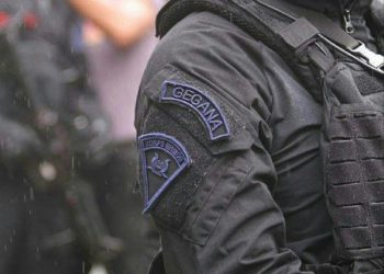 Lagi Bersihkan Tanah, Tukang Sapu Ini Kira Pegang Batu Ternyata Granat