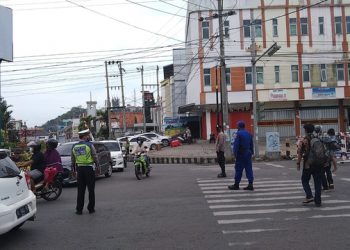 Sejumlah Pengendara Bobol Penyekatan di Bandar Lampung Saat Petugas Sedang Salat