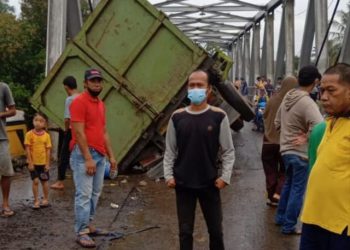 Truk Pengangkut Singkong di Lampung Utara Terperosok ke Dalam Jembatan
