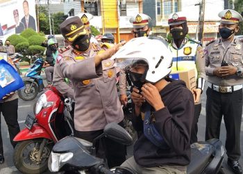 Jawab Pertanyaan Soal Penyekatan, Pengendara di Bandar Lampung Dapat Helm