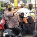 Jawab Pertanyaan Soal Penyekatan, Pengendara di Bandar Lampung Dapat Helm