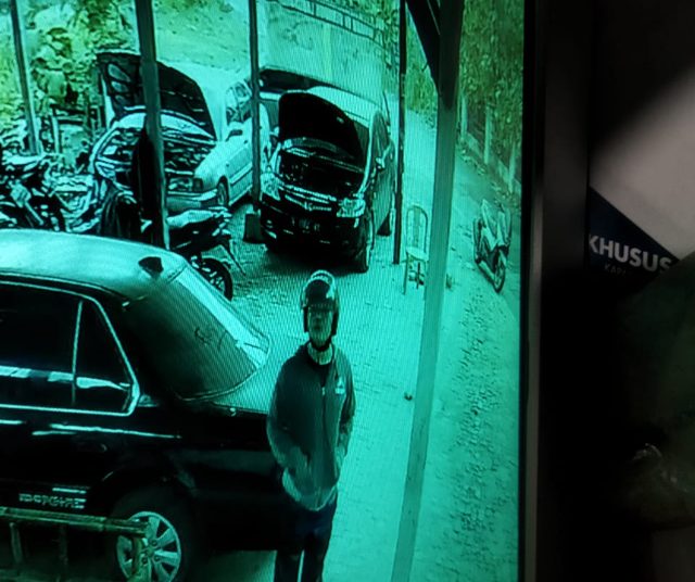 Maling di Bengkel Bandar Lampung Terekam CCTV Lakukan Aksi Saat Kondisi Ramai