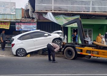 Diduga Salah Injak Pedal, Mobil di Bandar Lampung Tabrak Tiang dan Gerobak