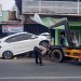 Diduga Salah Injak Pedal, Mobil di Bandar Lampung Tabrak Tiang dan Gerobak