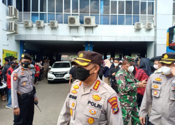 Polresta Bandar Lampung Bubarkan Kerumunan Vaksinasi di RSUD Abdul Moeloek