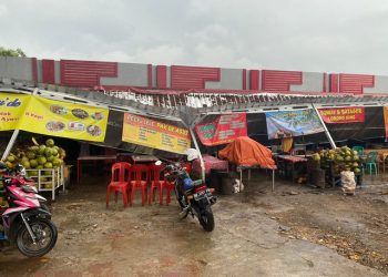 Atap Pedagang di Stadion Way Dadi Bandar Lampung Hancur Diterjang Hujan Angin