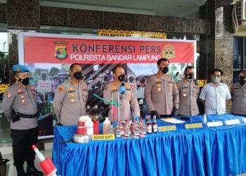 Polisi Gerebek Pabrik Miras Oplosan di Lampung