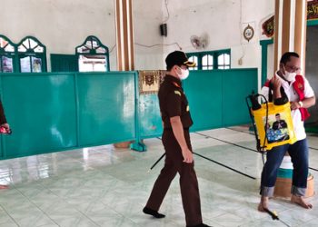 Potret Wabup Lampung Tengah Ardito Wijaya Bersihkan Masjid karena Langgar Prokes