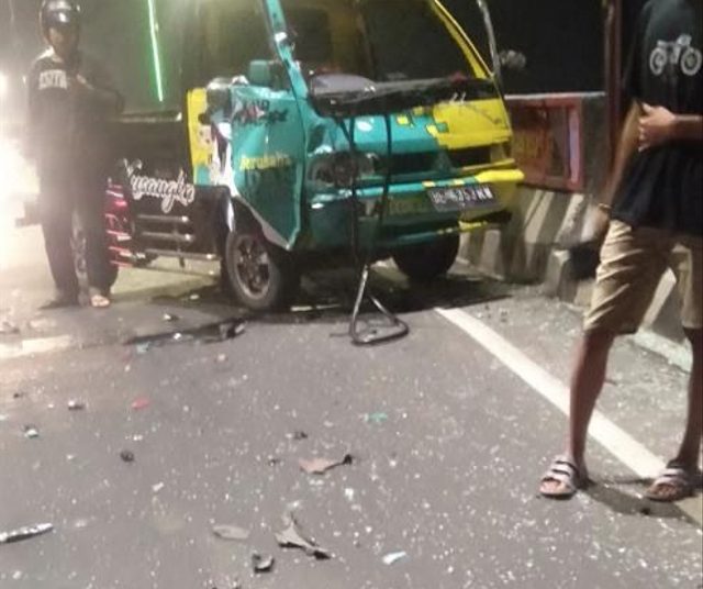 Diduga Mabuk, Pemotor Tabrak Pick Up di Flyover Sultan Agung Bandar Lampung