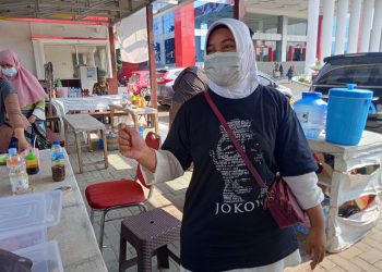 Girang! Warga Bandar Lampung Dapat Kaos yang Dilemparkan oleh Jokowi Saat Lewat