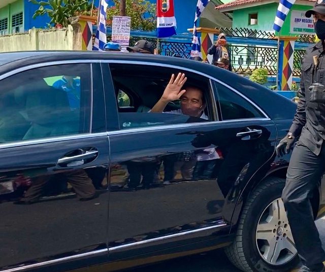 Antusias Warga Tunggu Jokowi di Jalanan Saat Kunjungan Kerja di Lampung