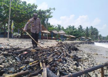 Temuan Limbah Mirip Minyak di Pesisir Lampung Diduga Ada Unsur Sengaja Dibuang