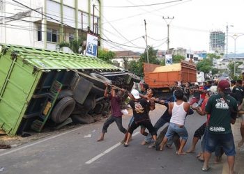 Truk Muatan Jagung Curah Terguling, Para Sopir Truk di Lampung Bantu Evakuasi