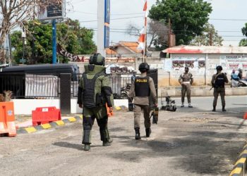 Sejumlah Warga Terkejut Ada Penjinak Bom Datangi Kantor Samsat Bandar Lampung