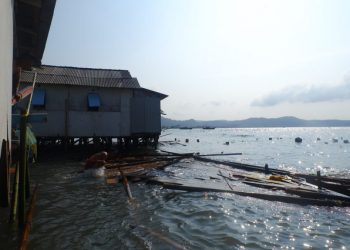 Angin Kencang dan Ombak Pasang Hancurkan Satu Rumah di Pesisir Bandar Lampung