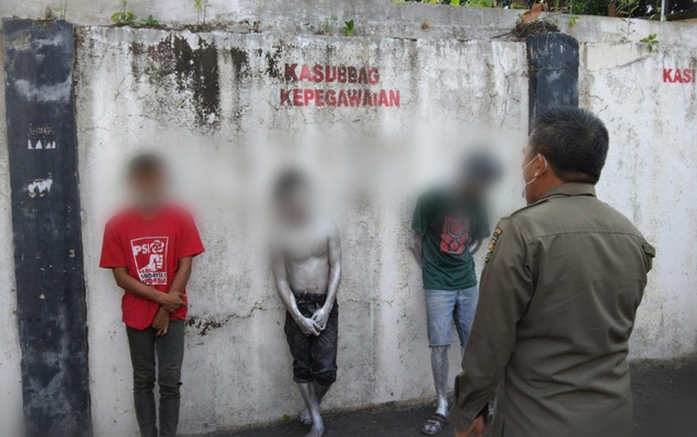 Gelar Razia, Pol-PP Bandar Lampung Amankan 2 Manusia Silver dan Pengawasnya