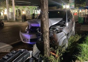 Sedang Terparkir, Mobil Milik Pedagang Nasi Goreng di Bandar Lampung Ditabrak