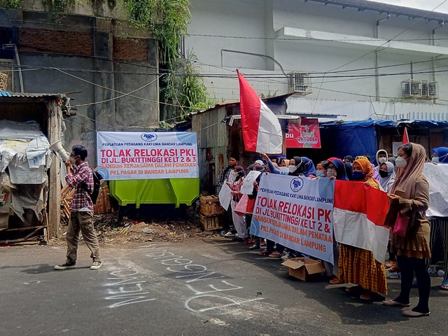 Puluhan PKL Jalan Bukit Tinggi Bandar Lampung Gelar Aksi Tolak Relokasi