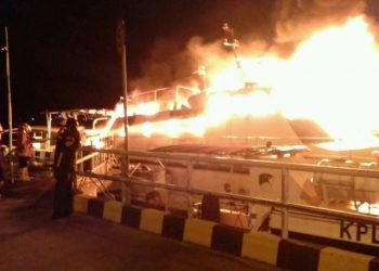Detik-detik Pemadaman Kapal KM 336 Milik PT ISAB Panjang, Lampung, yang Terbakar