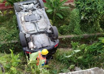Tak Fokus Mundurkan Mobil, HRV di Lampung Terjun dan Terguling ke Tepi Tanjakan