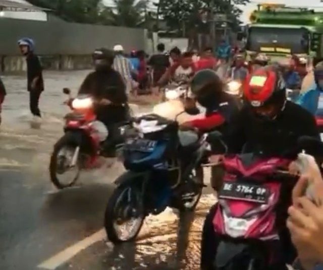 Terjang Banjir, Puluhan Motor di Natar, Lampung Selatan Mogok