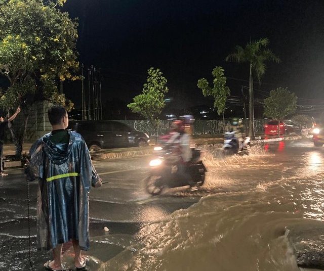 Jalan Tergenang, Puluhan Pemotor Mogok di Depan Living Plaza Bandar Lampung