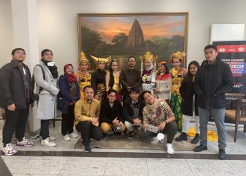 Mahasiswi Asal Lampung Garap Project Hari Pahlawan di Jerman dengan Pakaian Adat
