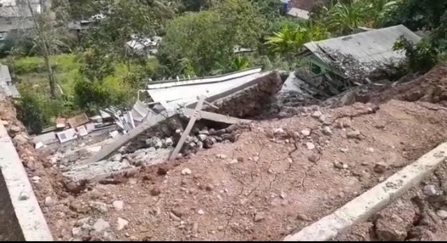 Tanah Longsor di Bandar Lampung, 3 Rumah Semi Permanen Rusak Parah