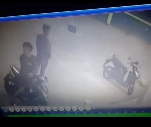 2 Pencuri Motor Milik Jemaah Masjid Jami Al Anwar, Lampung, Terekam CCTV