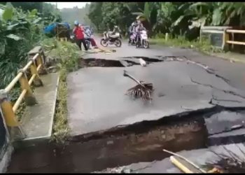 Jembatan Penghubung di Gebang, Pesawaran, Lampung, Nyaris Putus