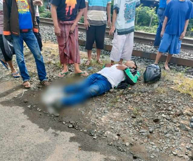 Pengemudi Ojek Online di Bandar Lampung Selamat Setelah Tertabrak Kereta Api