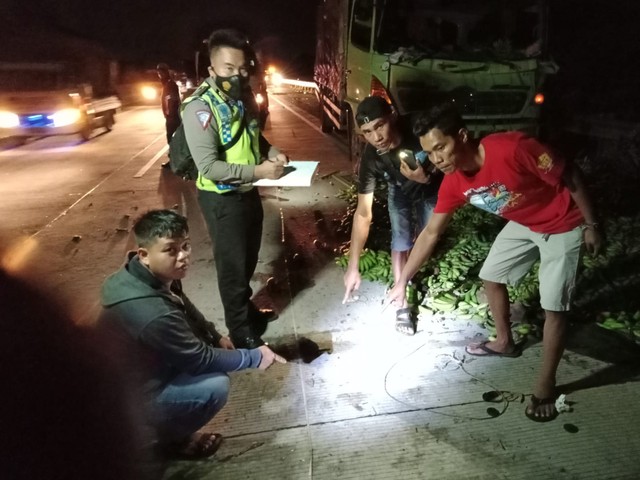 Lagi Perbaikan Mobil, 2 Warga Tanggamus, Lampung, Tewas di Tempat Ditabrak Truk