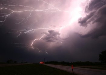 Tips Menghindari Bahaya Sambaran Petir Saat Hujan: Jaga Jarak dan Jauhi Air