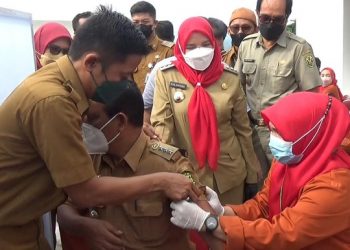 Takut Jarum Suntik, Ini Ekspresi Camat di Bandar Lampung Saat Vaksinasi Booster