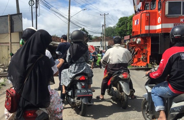 Pengendara di Bandar Lampung Keluhkan Palang Pintu Kereta Api Tidak Berfungsi