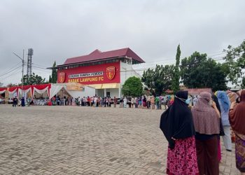 Antrean Panjang Warga Serbu Pasar Murah Minyak Goreng di PKOR Bandar Lampung