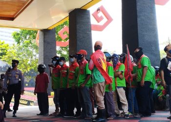 Demo Petugas Kebersihan DLH Bandar Lampung Tuntut Pemkot Bayar Tunggakan Upah
