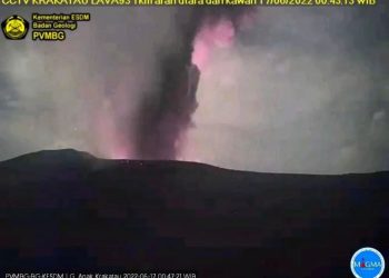 Kembali Erupsi, Gunung Anak Krakatau Lontarkan Abu Vulkanik ke Udara