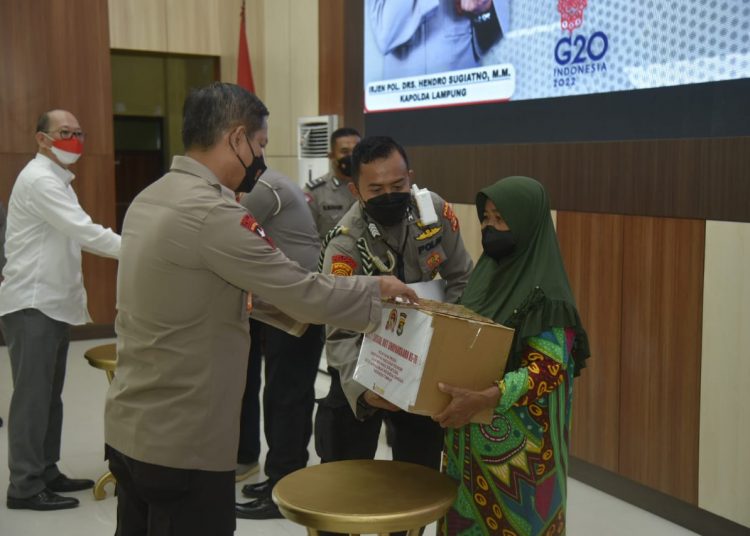 Polda Lampung Salurkan Puluhan Ribu Paket Sembako untuk Warga