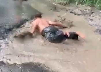 Protes Jalan Berlubang, Pria Ini Mandi Air Kubangan, Diduga di Lampung Selatan