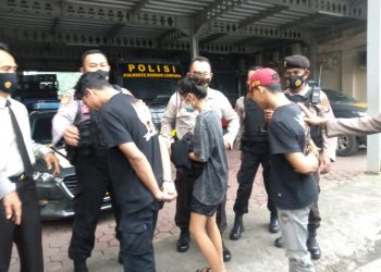 Dua Pemuda di Bandar Lampung Kepergok Jual Teman Wanitanya Melalui MiChat