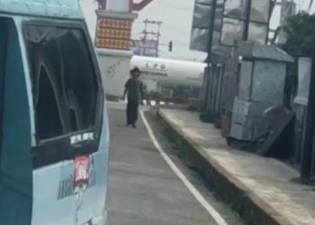 Patah Tulang, Seorang Pria Bermotor di Bandar Lampung Dilempar Batu oleh ODGJ