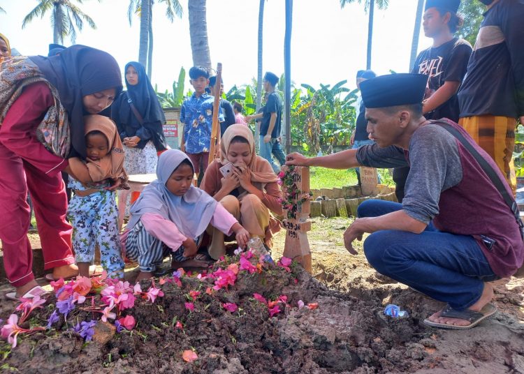 Potret Pemakaman Ibu dan Anak yang Tewas dalam Keadaan Berpelukan Saat Kebakaran