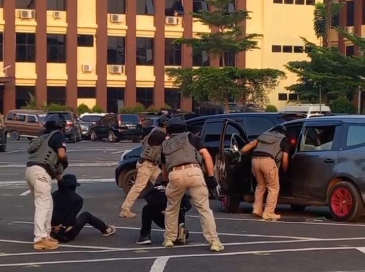 Aksi Penangkapan Pencuri Bersenjata Api oleh Tekab 308 Polda Lampung