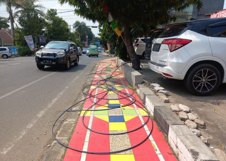 Sudah Seminggu, Kabel di Kota Bandar Lampung Dibiarkan Berserakan